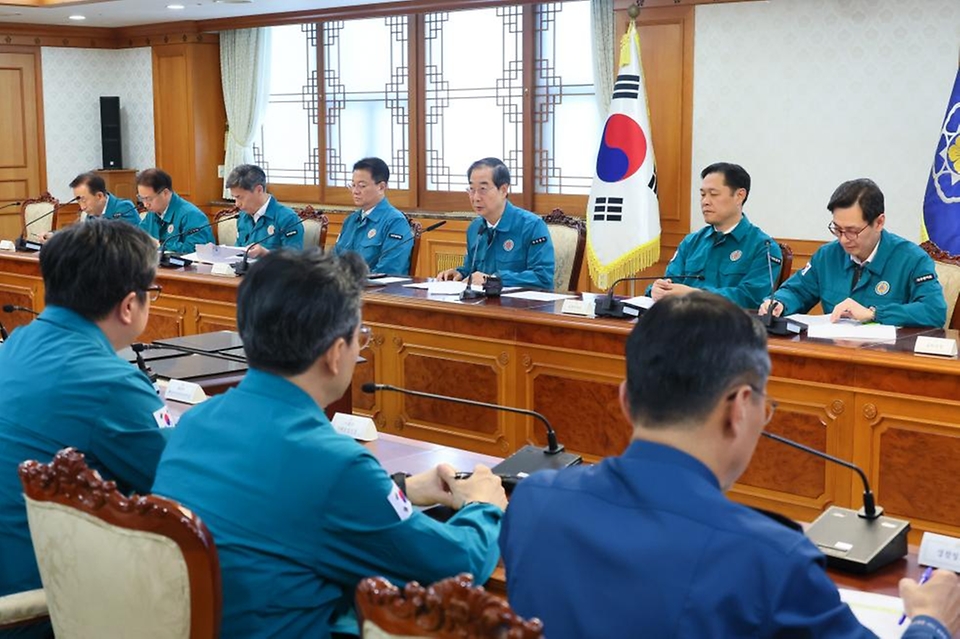 한덕수 국무총리가 29일 서울 종로구 정부서울청사에서 열린 ‘의사집단행동 중앙재난안전대책본부 회의’를 주재하고 있다.