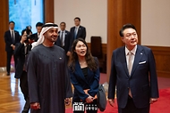 윤석열 대통령이 28일 청와대에서 국빈 방한한 모하메드 빈 자이드 알 나하얀(Mohammed bin Zayed Al Nahyan) 아랍에미리트(UAE) 대통령과 친교 만찬을 위해 만찬장으로 이동하며 생황 연주를 감상하고 있다.