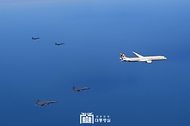 모하메드 빈 자이드 알 나하얀(Mohammed bin Zayed Al Nahyan) 아랍에미리트연합국(UAE) 대통령이 탑승한 UAE 대통령기가 28일 대한민국 방공식별구역(KADIZ)에 진입한 후, 대한민국 공군 전투기(F-15K) 4대의 호위를 받으며 서울공항으로 향하고 있다.