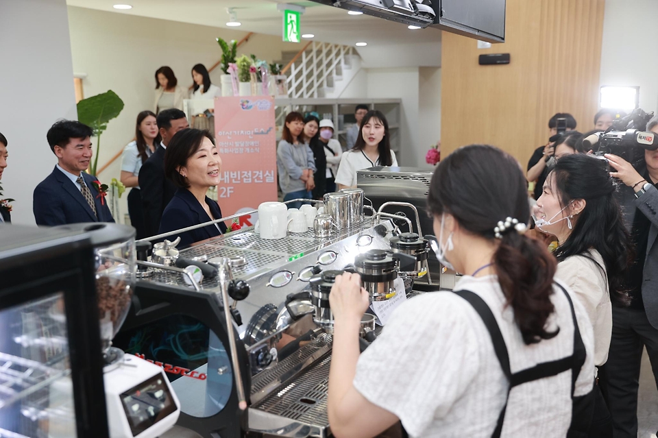 오영주 중소벤처기업부 장관이 28일 충남 아산에서 열린 ‘아산 가치만드소’ 개소식에 참석해 시설을 둘러보고 있다.