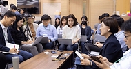 한화진 환경부 장관이 28일 정부세종청사 환경부 기자실에서 열린 출입기자단 간담회에서 발언하고 있다. 