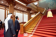 윤석열 대통령이 28일 청와대에서 국빈 방한한 모하메드 빈 자이드 알 나하얀(Mohammed bin Zayed Al Nahyan) 아랍에미리트(UAE) 대통령과 친교 만찬을 위해 만찬장으로 이동하며 생황 연주를 감상하고 있다.