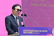 정인교 산업통상자원부 통상교섭본부장이 29일 대전 유성구 머크사(社) 신설공장 부지에서 열린 ‘머크사(社) 대전 신규공장 기공식’에 참석해 축사하고 있다. 