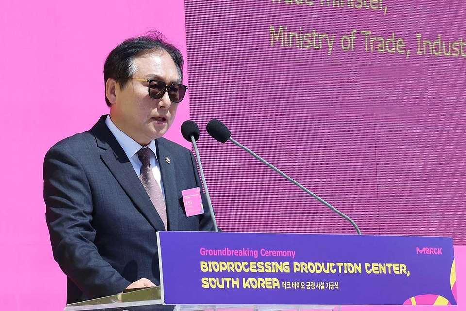 정인교 산업통상자원부 통상교섭본부장이 29일 대전 유성구 머크사(社) 신설공장 부지에서 열린 ‘머크사(社) 대전 신규공장 기공식’에 참석해 축사하고 있다. 