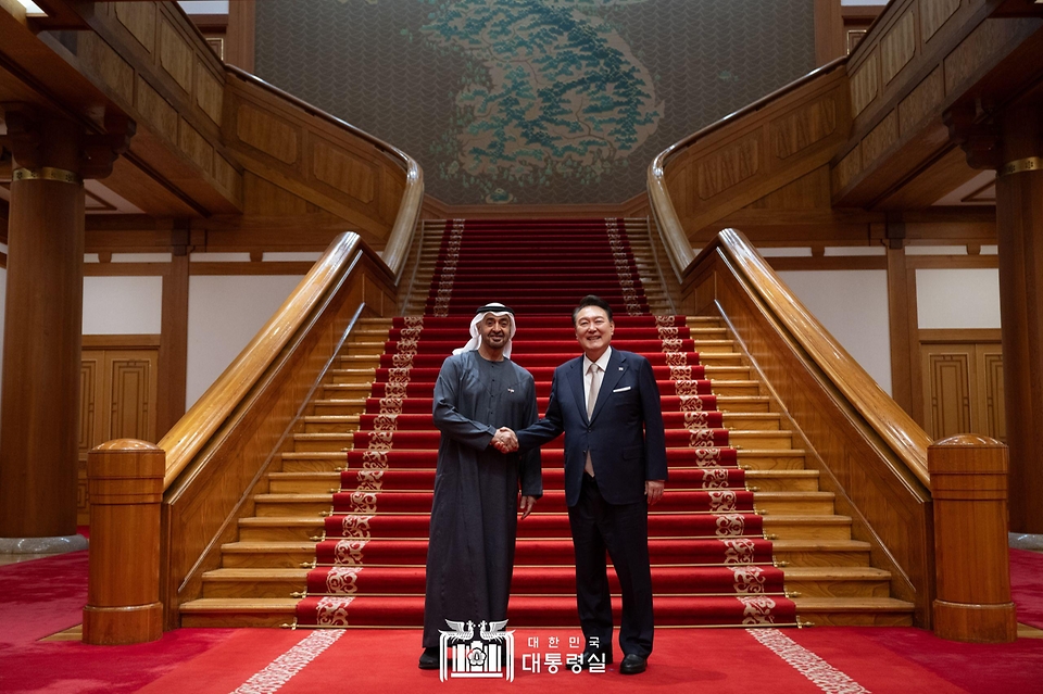 윤석열 대통령이 28일 청와대에서 국빈 방한한 모하메드 빈 자이드 알 나하얀(Mohammed bin Zayed Al Nahyan) 아랍에미리트(UAE) 대통령과 친교 만찬을 마친 뒤 기념 촬영을 하고 있다.