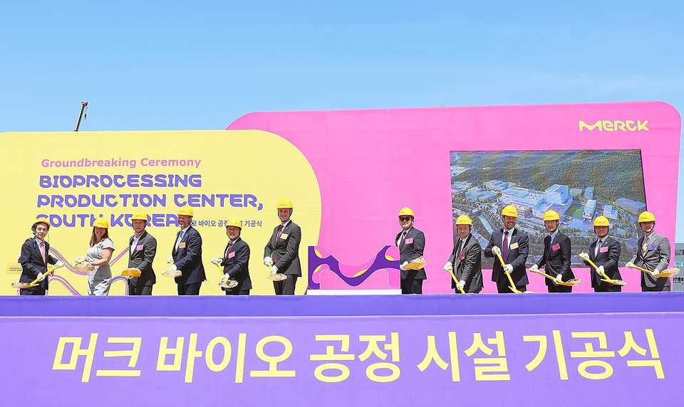 정인교 산업통상자원부 통상교섭본부장이 29일 대전 유성구 머크사(社) 신설공장 부지에서 열린 ‘머크사(社) 대전 신규공장 기공식’에 참석해 공식을 알리는 시삽 세리머니를 하고 있다. 