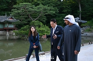 윤석열 대통령이 28일 서울 종로구 창덕궁 후원 부용지 일원에서 모하메드 빈 자이드 알 나하얀(Mohamed bin Zayed Al Nahyan) 아랍에미리트(UAE) 대통령과 친교 일정으로 산책을 하고 있다. 