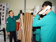 이한경 행정안전부 재난안전관리본부장이 28일 경북 지역자원통합관리센터를 방문해 장비 비축현황을 점검하고 있다.