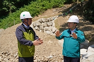 남성현 산림청장이 29일 경북 김천시 남면 산사태 피해현장을 방문해 복구 진행 상황을 점검하고 있다. 