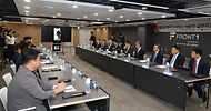 김주현 금융위원회 위원장이 29일 오전 서울 마포구 마포 프론트원에서 개최한 대출 갈아타기 서비스 간담회에서 대출 갈아타기 서비스 운영에 기여한 금융권 및 대출비교플랫폼 등 직원에 대해 포상을 수여하고, 서비스 이용자 및 참여기관 실무자 대상 간담회를 주재하고 있다.
