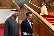 윤석열 대통령이 28일 청와대에서 국빈 방한한 모하메드 빈 자이드 알 나하얀(Mohammed bin Zayed Al Nahyan) 아랍에미리트(UAE) 대통령과 친교 만찬을 위해 만찬장으로 이동하며 생황 연주를 감상하고 있다.