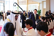 윤석열 대통령과 김건희 여사, 모하메드 빈 자이드 알 나하얀(Mohammed bin Zayed Al Nahyan) 아랍에미리트(UAE) 대통령이 29일 서울 용산 대통령실 청사 앞 잔디마당에서 열린 ‘UAE 대통령 국빈 방한 공식 환영식’을 마친 뒤 회담장으로 향하며 UAE 노래를 부른 서울시소년소녀합창단원들을 격려하고 있다.