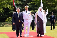 윤석열 대통령과 모하메드 빈 자이드 알 나하얀(Mohammed bin Zayed Al Nahyan) 아랍에미리트(UAE) 대통령이 29일 서울 용산 대통령실 청사 앞 잔디마당에서 열린 ‘UAE 대통령 국빈 방한 공식 환영식’에서 의장대를 사열하고 있다. 