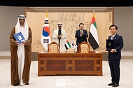 윤석열 대통령과 모하메드 빈 자이드 알 나하얀(Mohammed bin Zayed Al Nahyan) 아랍에미리트(UAE) 대통령이 29일 서울 용산 대통령실 청사에서 열린 ‘한-아랍에미리트(UAE) 협정 및 양해각서(MOU) 체결식’에 배석해 한화오션 권혁웅 부회장과 술탄 아흐메드 알 자베르(Sultan Ahmed Al Jaber) 아부다비 국영석유회사 최고경영자(CEO) 겸 산업첨단기술부 장관의 LNG 운반선 건조의향서 서명 뒤 기념 촬영을 하고 있다.