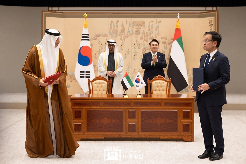 윤석열 대통령과 모하메드 빈 자이드 알 나하얀(Mohammed bin Zayed Al Nahyan) 아랍에미리트(UAE) 대통령이 29일 서울 용산 대통령실 청사에서 열린 ‘한-아랍에미리트(UAE) 협정 및 양해각서(MOU) 체결식’에 배석해 최상목 경제부총리 겸 기획재정부 장관과 UAE 무바달라(Mubadala) 사장의 투자 협력 체계 양해각서(MOU) 서명 뒤 박수를 치고 있다.