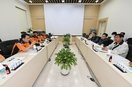 남화영 소방청장이 29일 서울 구로구 구로자원순환센터를 방문해 김홍식 구로자원순환센터 소장 및 관계자들에게 화재 안전을 당부하고 있다.