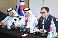 정인교 산업통상자원부 통상교섭본부장이 29일 서울 종로구 포시즌스 호텔에서 타니 빈 아흐메드 알 제유디(Thani bin Ahmed Al Zeyoudi) UAE 경제부 대외무역특임장관과 ‘한-UAE CEPA(포괄적경제동반자협정) 정식 서명 관련 브리핑’을 하고 있다.