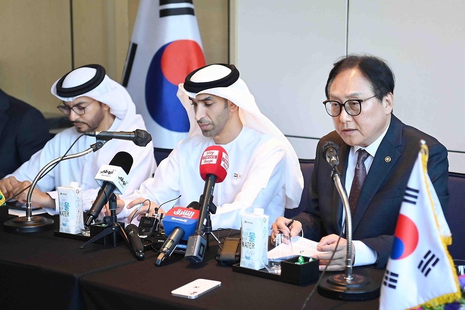 정인교 산업통상자원부 통상교섭본부장이 29일 서울 종로구 포시즌스 호텔에서 타니 빈 아흐메드 알 제유디(Thani bin Ahmed Al Zeyoudi) UAE 경제부 대외무역특임장관과 ‘한-UAE CEPA(포괄적경제동반자협정) 정식 서명 관련 브리핑’을 하고 있다.