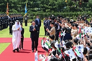 윤석열 대통령과 모하메드 빈 자이드 알 나하얀(Mohammed bin Zayed Al Nahyan) 아랍에미리트(UAE) 대통령이 29일 서울 용산 대통령실 청사 앞 잔디마당에서 열린 ‘UAE 대통령 국빈 방한 공식 환영식’에서 UAE 파병부대 아크부대원들의 박수를 받으며 이동하고 있다.