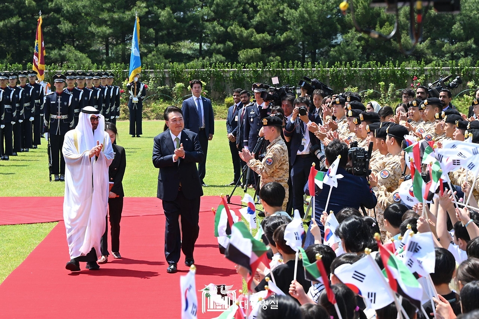 윤석열 대통령과 모하메드 빈 자이드 알 나하얀(Mohammed bin Zayed Al Nahyan) 아랍에미리트(UAE) 대통령이 29일 서울 용산 대통령실 청사 앞 잔디마당에서 열린 ‘UAE 대통령 국빈 방한 공식 환영식’에서 UAE 파병부대 아크부대원들의 박수를 받으며 이동하고 있다.