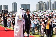 윤석열 대통령과 김건희 여사, 모하메드 빈 자이드 알 나하얀(Mohammed bin Zayed Al Nahyan) 아랍에미리트(UAE) 대통령이 29일 서울 용산 대통령실 청사 앞 잔디마당에서 열린 ‘UAE 대통령 국빈 방한 공식 환영식’에서 서울 삼광초등학교 어린이 환영단과 인사하며 이동하고 있다.