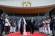 윤석열 대통령과 모하메드 빈 자이드 알 나하얀(Mohammed bin Zayed Al Nahyan) 아랍에미리트(UAE) 대통령이 29일 서울 용산 대통령실 청사 앞 잔디마당에서 열린 ‘UAE 대통령 국빈 방한 공식 환영식’에서 환영식장으로 향하고 있다.