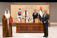 윤석열 대통령과 모하메드 빈 자이드 알 나하얀(Mohammed bin Zayed Al Nahyan) 아랍에미리트(UAE) 대통령이 29일 서울 용산 대통령실 청사에서 열린 ‘한-아랍에미리트(UAE) 협정 및 양해각서(MOU) 체결식’에 배석해 김동철 한국전력 사장과 UAE 에미리트원자력공사 사장의 제3국 원전 시장 공동진출 협력 양해각서(MOU) 서명 뒤 박수를 치고 있다.