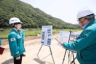한화진 환경부 장관이 29일 충북 괴산군 소재 달천(하문지구) 현장을 방문, 복구 현장을 점검하고 있다.