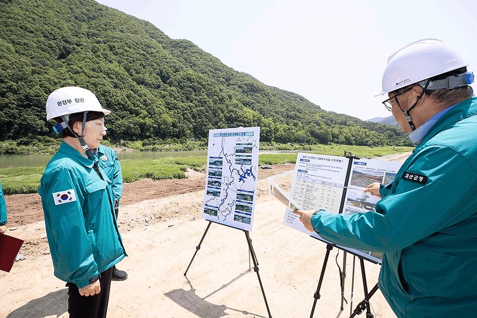 한화진 환경부 장관이 29일 충북 괴산군 소재 달천(하문지구) 현장을 방문, 복구 현장을 점검하고 있다.