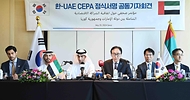 정인교 산업통상자원부 통상교섭본부장이 29일 서울 종로구 포시즌스 호텔에서 타니 빈 아흐메드 알 제유디(Thani bin Ahmed Al Zeyoudi) UAE 경제부 대외무역특임장관과 ‘한-UAE CEPA(포괄적경제동반자협정) 정식 서명 관련 브리핑’을 하고 있다.