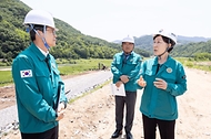 한화진 환경부 장관이 29일 충북 괴산군 소재 달천(하문지구) 현장을 방문, 복구 현장을 점검하고 있다.