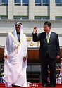 윤석열 대통령과 모하메드 빈 자이드 알 나하얀(Mohammed bin Zayed Al Nahyan) 아랍에미리트(UAE) 대통령이 29일 서울 용산 대통령실 청사 앞 잔디마당에서 열린 ‘UAE 대통령 국빈 방한 공식 환영식’을 마친 뒤 아크부대원, 어린이환영단 등 참석자들을 바라보며 인사하고 있다.