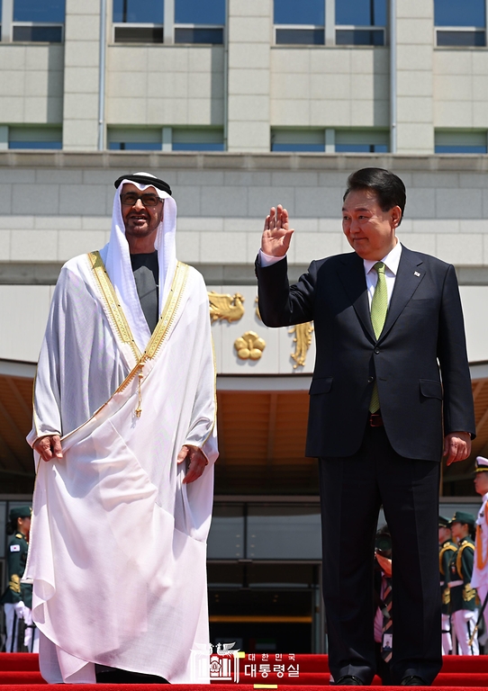 윤석열 대통령과 모하메드 빈 자이드 알 나하얀(Mohammed bin Zayed Al Nahyan) 아랍에미리트(UAE) 대통령이 29일 서울 용산 대통령실 청사 앞 잔디마당에서 열린 ‘UAE 대통령 국빈 방한 공식 환영식’을 마친 뒤 아크부대원, 어린이환영단 등 참석자들을 바라보며 인사하고 있다.