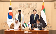 윤석열 대통령과 모하메드 빈 자이드 알 나하얀(Mohammed bin Zayed Al Nahyan) 아랍에미리트(UAE) 대통령이 29일 서울 용산 대통령실 청사에서 열린 ‘한-아랍에미리트(UAE) 협정 및 양해각서(MOU) 체결식’에 배석해 안덕근 산업통상자원부 장관과 타니 빈 아흐메드 알 제유디(Thani bin Ahmed Al Zeyoudi) UAE 경제부 대외무역특임장관의 포괄적경제동반자협정 서명 모습을 지켜보고 있다. 