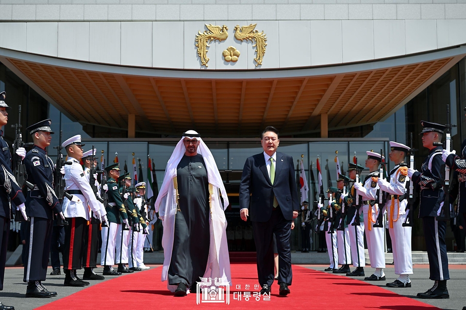 윤석열 대통령과 모하메드 빈 자이드 알 나하얀(Mohammed bin Zayed Al Nahyan) 아랍에미리트(UAE) 대통령이 29일 서울 용산 대통령실 청사 앞 잔디마당에서 열린 ‘UAE 대통령 국빈 방한 공식 환영식’에서 환영식장으로 향하고 있다.