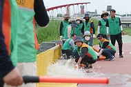 <p>30일 충북 청주 무심천체육공원에서 군, 경찰, 소방대원&nbsp;등&nbsp;관계자들이&nbsp;'2024 재난대응 안전한국훈련' 일환으로 제방 유실로 인한 주택침수가 발생환 상황을 가상해 재난 상황 대응 훈련을 하고 있다.</p>