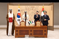 윤석열 대통령과 모하메드 빈 자이드 알 나하얀(Mohammed bin Zayed Al Nahyan) 아랍에미리트(UAE) 대통령이 29일 서울 용산 대통령실 청사에서 열린 ‘한-아랍에미리트(UAE) 협정 및 양해각서(MOU) 체결식’에 배석해 조태열 외교부 장관과 술탄 아흐메드 알 자베르(Sultan Ahmed Al Jaber) 아부다비 국영석유회사 최고경영자(CEO) 겸 산업첨단기술부 장관의 기후변화 협력을 위한 기본협정 서명 뒤 기념 촬영을 하고 있다.