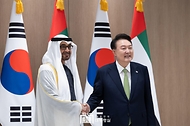 윤석열 대통령이 29일 서울 용산 대통령실 청사에서 열린 ‘한-UAE 정상회담’에서 모하메드 빈 자이드 알 나하얀(Mohammed bin Zayed Al Nahyan) 아랍에미리트(UAE) 대통령과 악수하며 기념 촬영을 하고 있다.