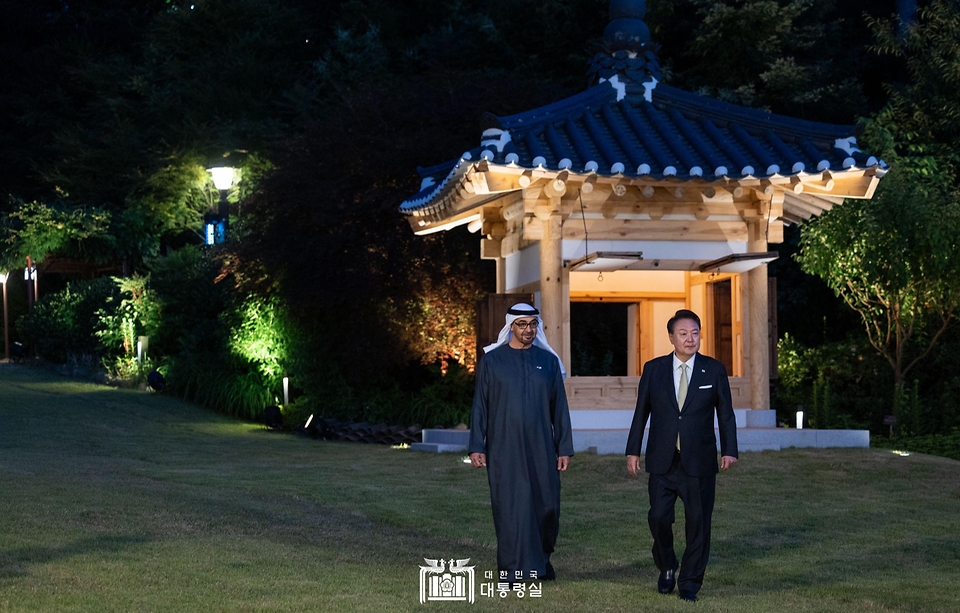 윤석열 대통령이 29일 서울 한남동 대통령 관저에서 모하메드 빈 자이드 알 나하얀(Mohammed bin Zayed Al Nahyan) 아랍에미리트(UAE) 대통령과 산책을 하고 있다. 