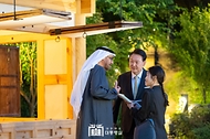 윤석열 대통령이 29일 서울 한남동 대통령 관저에서 모하메드 빈 자이드 알 나하얀(Mohammed bin Zayed Al Nahyan) 아랍에미리트(UAE) 대통령과 산책을 하며 대화하고 있다.