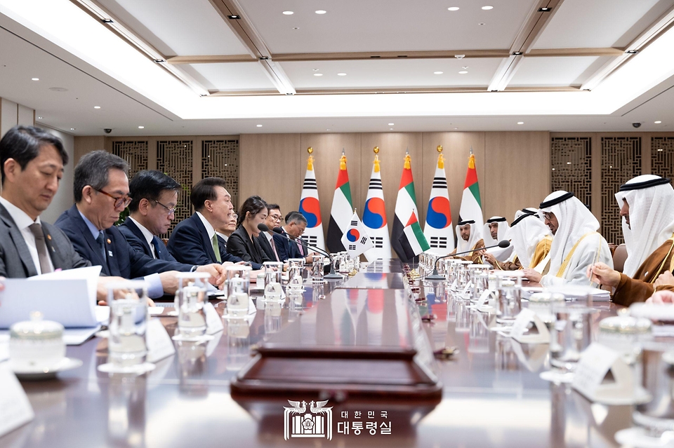 윤석열 대통령과 모하메드 빈 자이드 알 나하얀(Mohammed bin Zayed Al Nahyan) 아랍에미리트(UAE) 대통령이 29일 서울 용산 대통령실 청사에서 ‘한-UAE 정상회담’을 하고 있다.