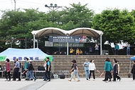 <p>30일 충북 청주 무심천체육공원에서 군, 경찰, 소방대원&nbsp;등&nbsp;관계자들이&nbsp;'2024 재난대응 안전한국훈련' 일환으로 제방 유실로 인한 주택침수가 발생환 상황을 가상해 재난 상황 대응 훈련을 하고 있다.</p>