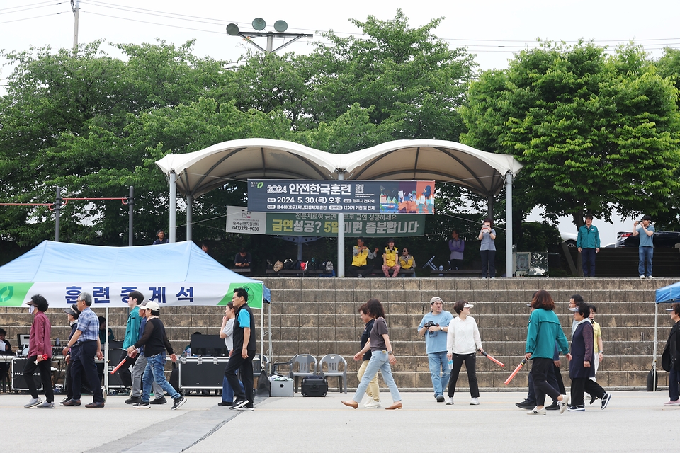 <p>30일 충북 청주 무심천체육공원에서 군, 경찰, 소방대원&nbsp;등&nbsp;관계자들이&nbsp;'2024 재난대응 안전한국훈련' 일환으로 제방 유실로 인한 주택침수가 발생환 상황을 가상해 재난 상황 대응 훈련을 하고 있다.</p>