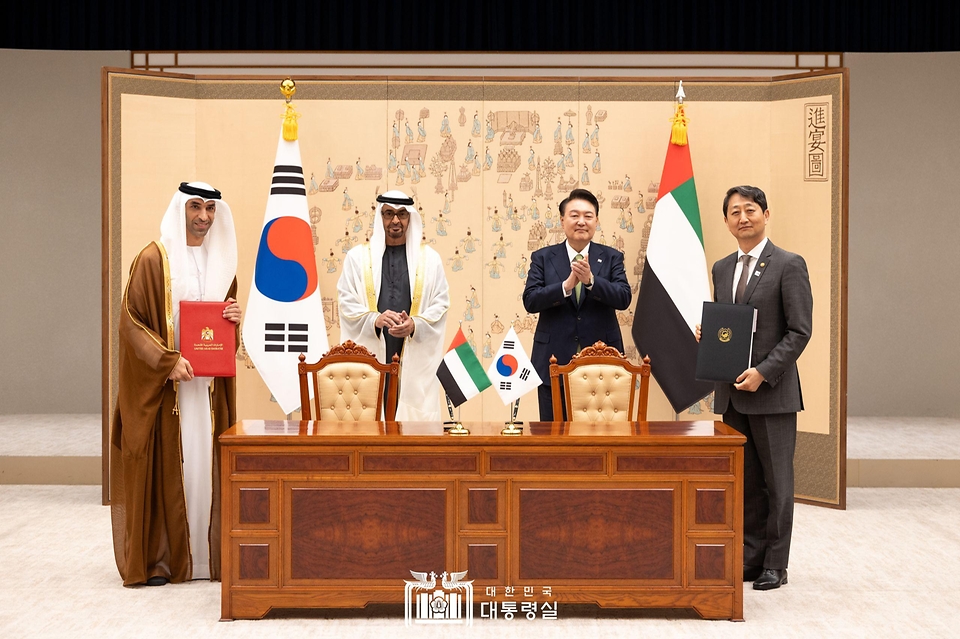 윤석열 대통령과 모하메드 빈 자이드 알 나하얀(Mohammed bin Zayed Al Nahyan) 아랍에미리트(UAE) 대통령이 29일 서울 용산 대통령실 청사에서 열린 ‘한-아랍에미리트(UAE) 협정 및 양해각서(MOU) 체결식’에 배석해 안덕근 산업통상자원부 장관과 타니 빈 아흐메드 알 제유디(Thani bin Ahmed Al Zeyoudi) UAE 경제부 대외무역특임장관의 포괄적경제동반자협정 서명 뒤 기념 촬영을 하고 있다.