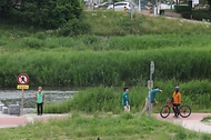 <p>30일 충북 청주 무심천체육공원에서 군, 경찰, 소방대원&nbsp;등&nbsp;관계자들이&nbsp;'2024 재난대응 안전한국훈련' 일환으로 제방 유실로 인한 주택침수가 발생환 상황을 가상해 재난 상황 대응 훈련을 하고 있다.</p>