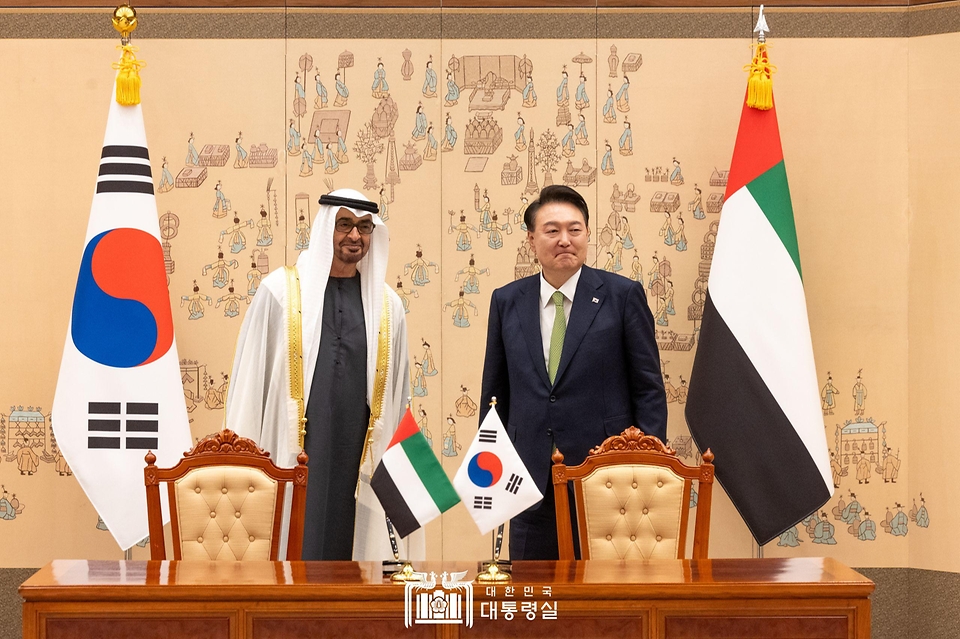 윤석열 대통령이 29일 서울 용산 대통령실 청사에서 열린 ‘한-아랍에미리트(UAE) 협정 및 양해각서(MOU) 체결식’에 모하메드 빈 자이드 알 나하얀(Mohammed bin Zayed Al Nahyan) 아랍에미리트(UAE) 대통령과 참석하고 있다.