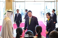 윤석열 대통령과 김건희 여사, 모하메드 빈 자이드 알 나하얀(Mohammed bin Zayed Al Nahyan) 아랍에미리트(UAE) 대통령이 29일 서울 용산 대통령실 청사 앞 잔디마당에서 열린 ‘UAE 대통령 국빈 방한 공식 환영식’을 마친 뒤 회담장으로 향하며 UAE 노래를 부른 서울시소년소녀합창단원들을 격려하고 있다.