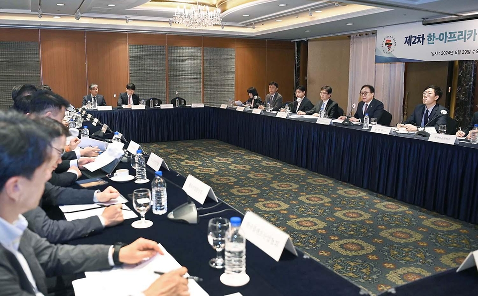 정인교 산업통상자원부 통상교섭본부장이 29일 서울 중구 롯데호텔 사파이어볼룸에서 열린 ‘제2차 한-아프리카 경제협력 민관추진위원회’를 주재하고 있다.
