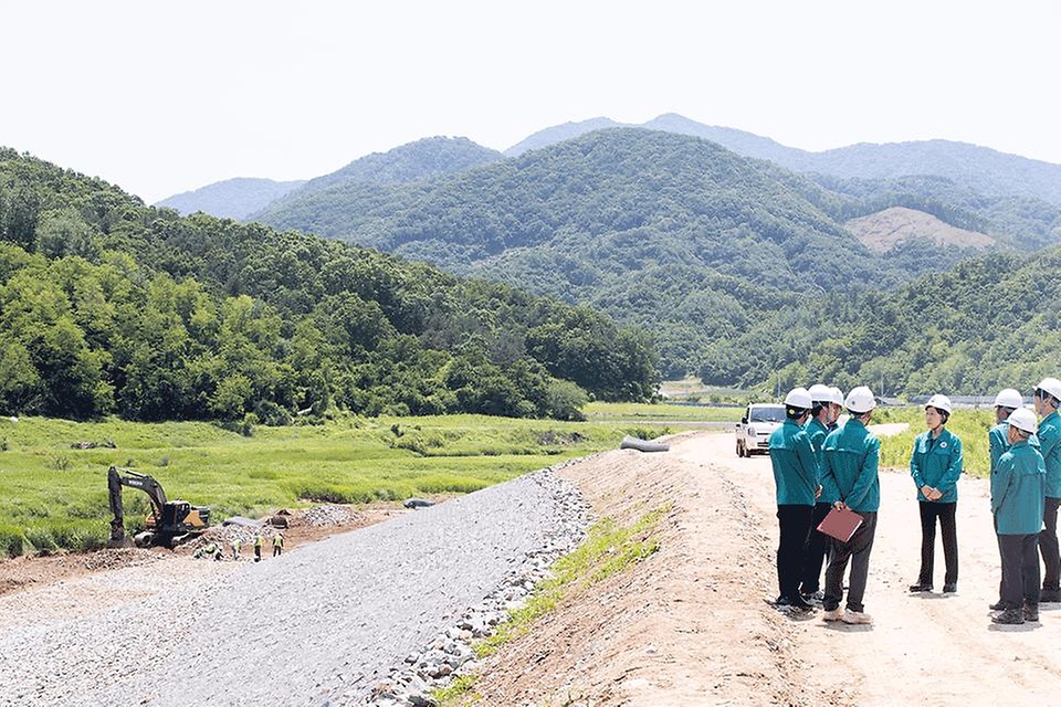 한화진 환경부 장관이 29일 충북 괴산군 소재 달천(하문지구) 현장을 방문, 복구 현장을 점검하고 있다.