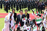 윤석열 대통령과 김건희 여사, 모하메드 빈 자이드 알 나하얀(Mohammed bin Zayed Al Nahyan) 아랍에미리트(UAE) 대통령이 29일 서울 용산 대통령실 청사 앞 잔디마당에서 열린 ‘UAE 대통령 국빈 방한 공식 환영식’에서 서울 삼광초등학교 어린이 환영단과 인사하며 이동하고 있다.